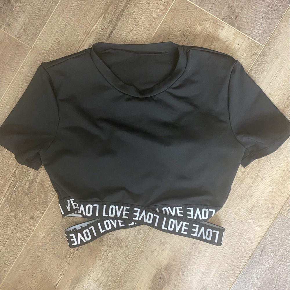 Black workout top - Sz Small - Good condition Material nylon 🖤